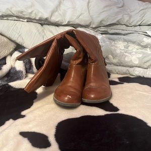 I am selling these cute boots.